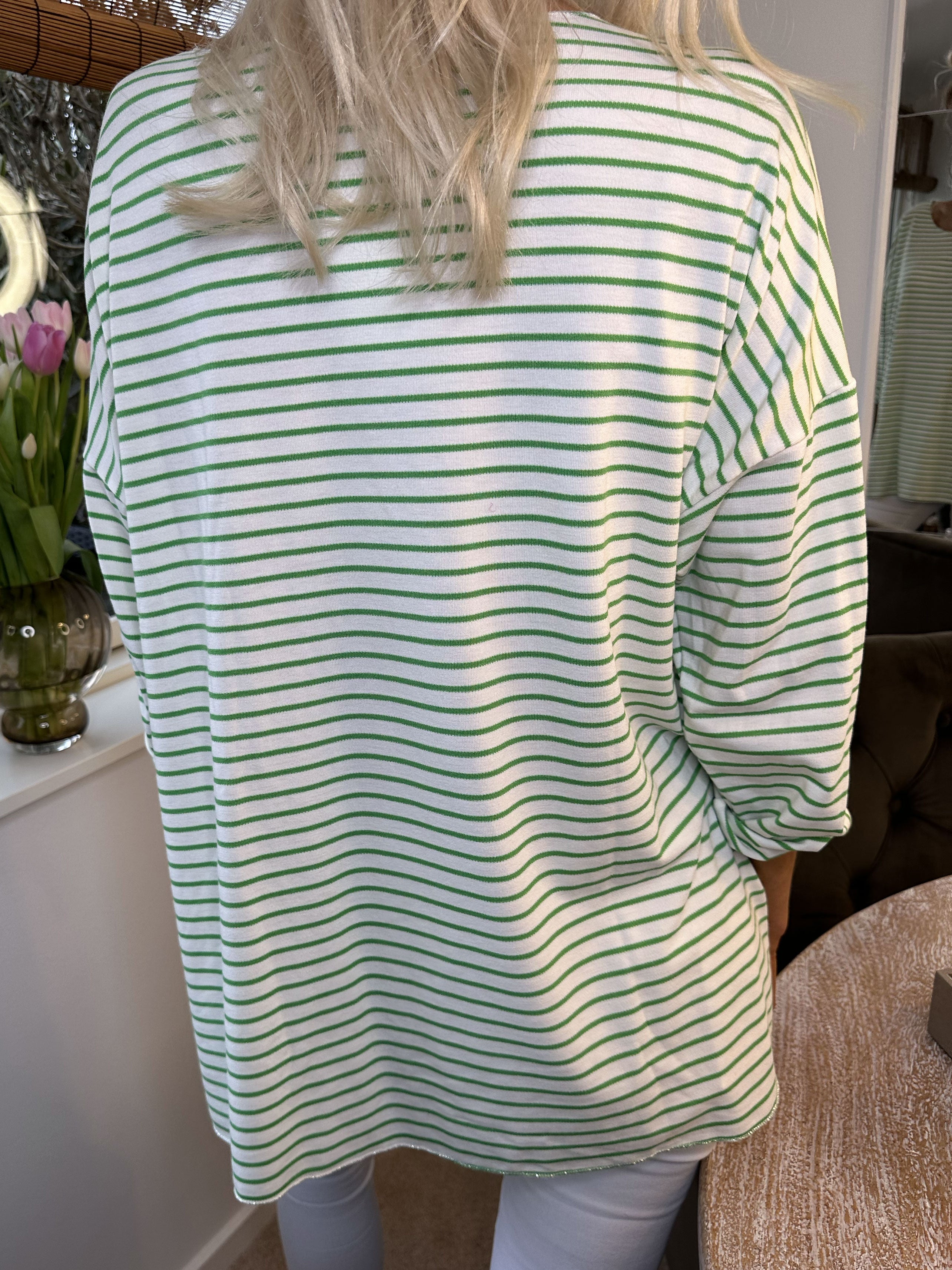 Stripe - Hvid blød bluse med tynde striber